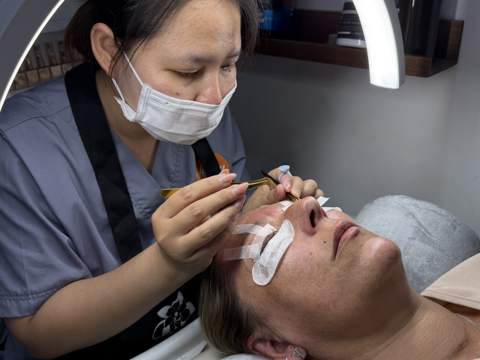 Lash extensions in the studio